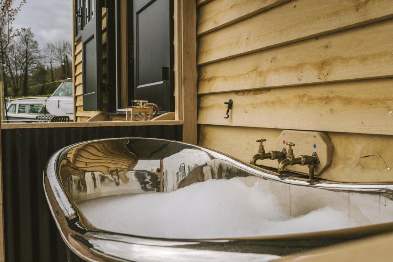 Island Hut - Outdoor Bath Tub, Firepit And Water Equipment Leilighet Saltford Eksteriør bilde